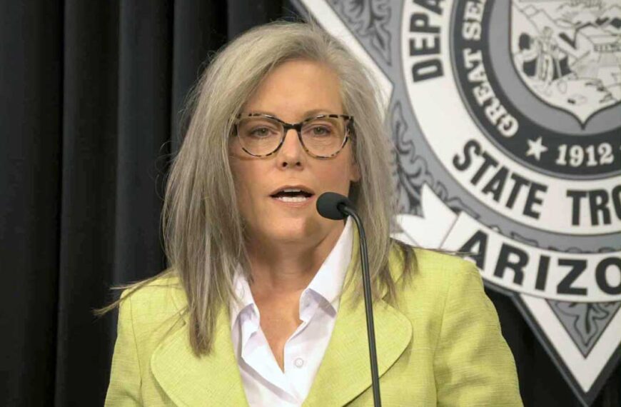 Promete Katie Hobbs reformas al Departamento de Seguridad Infantil