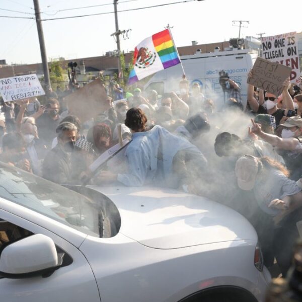 Ataca ICE a manifestantes con gas lacrimógeno en centro migratorio de Illinois