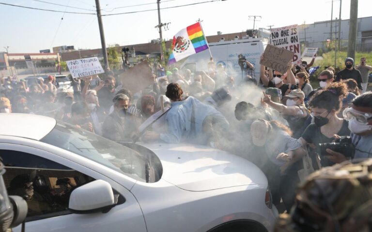 Ataca ICE a manifestantes con gas lacrimógeno en centro migratorio de Illinois