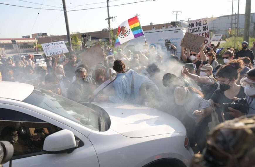 Ataca ICE a manifestantes con gas lacrimógeno en centro migratorio de Illinois