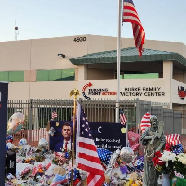 Policía de Phoenix responde a ‘bolsa sospechosa’ en memorial de Charlie Kirk