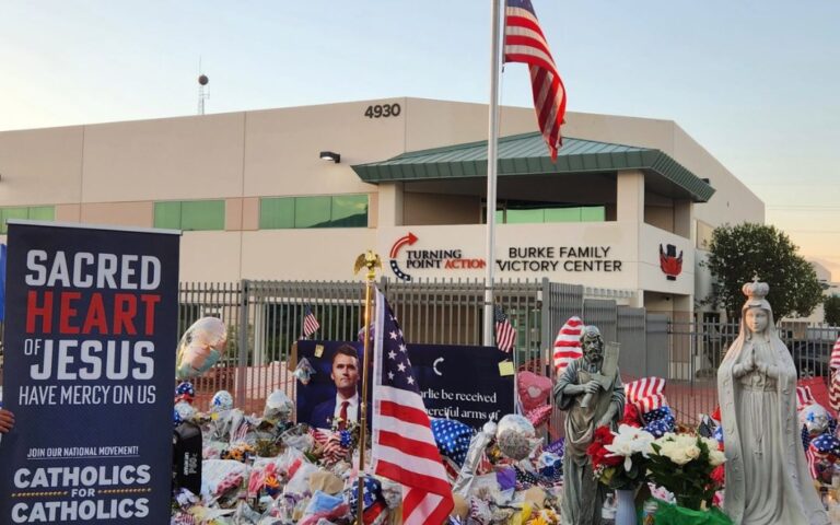 Policía de Phoenix responde a ‘bolsa sospechosa’ en memorial de Charlie Kirk