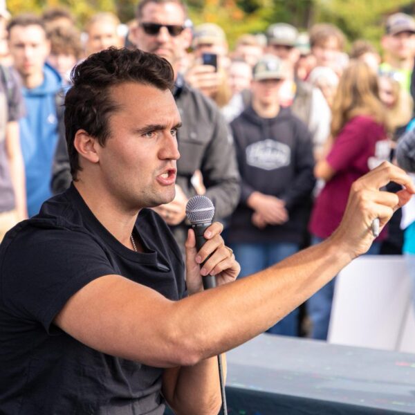Detienen a joven que dañó memorial de Charlie Kirk en Phoenix