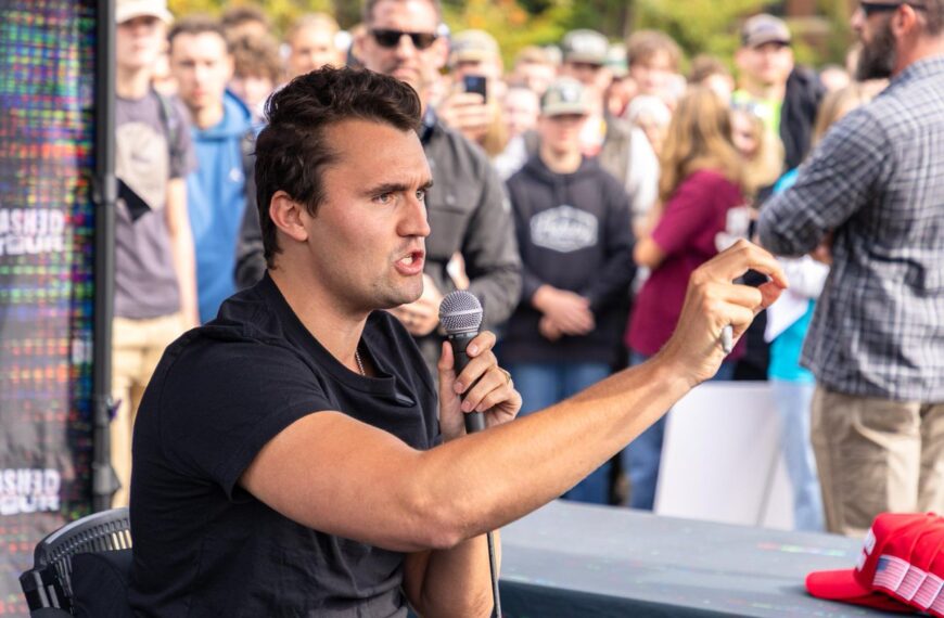 Detienen a joven que dañó memorial de Charlie Kirk en Phoenix