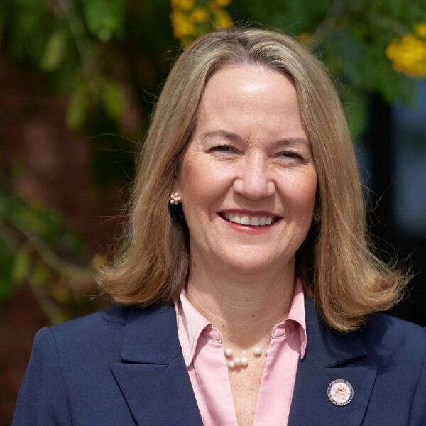 Kris Mayes va por la reelección como Fiscal General de Arizona 
