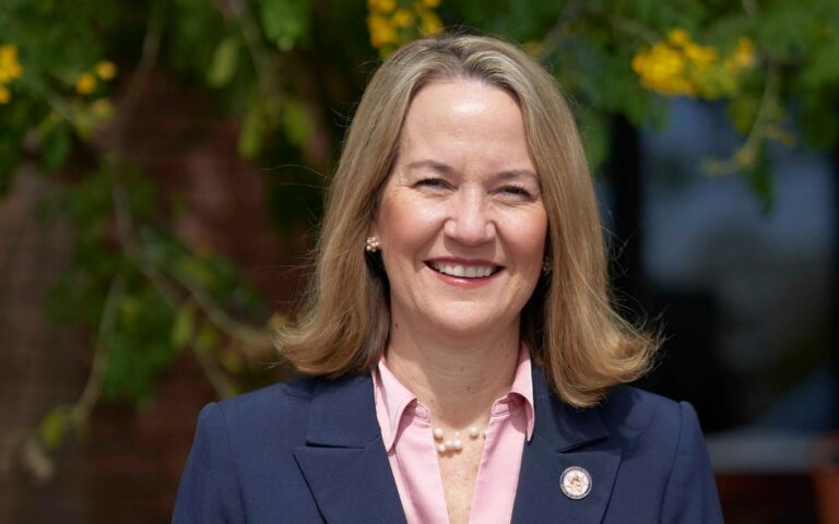 Kris Mayes va por la reelección como Fiscal General de Arizona 