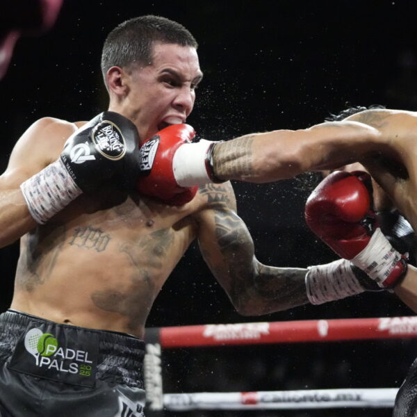 Triunfo en casa: Óscar Valdez derrota por decisión unánime a Ricky Medina en Nogales