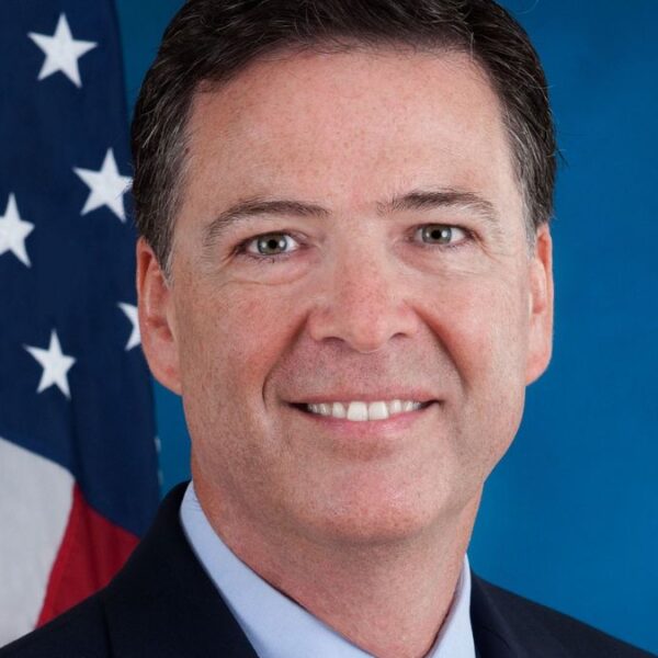 Departamento de Justicia de Trump inculpa a James Comey