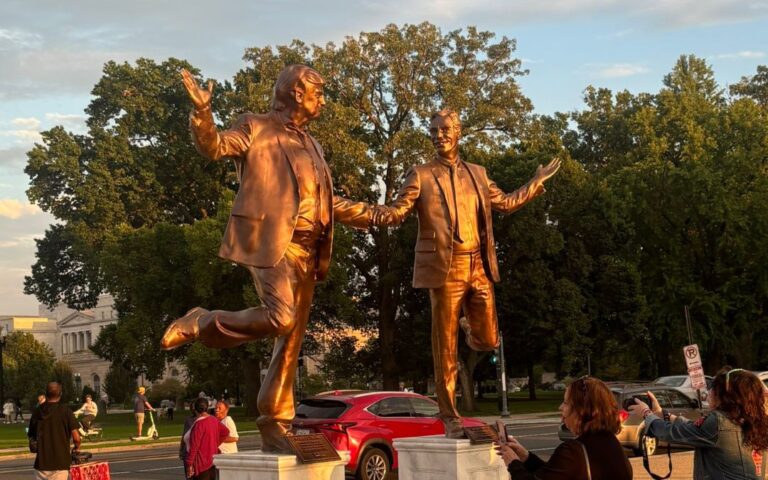 Retiran polémica escultura de Trump y Epstein en Washington DC