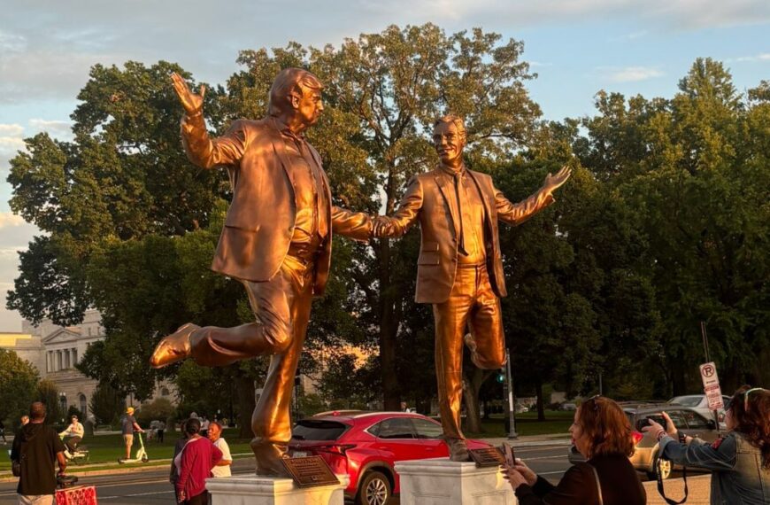 Retiran polémica escultura de Trump y Epstein en Washington DC