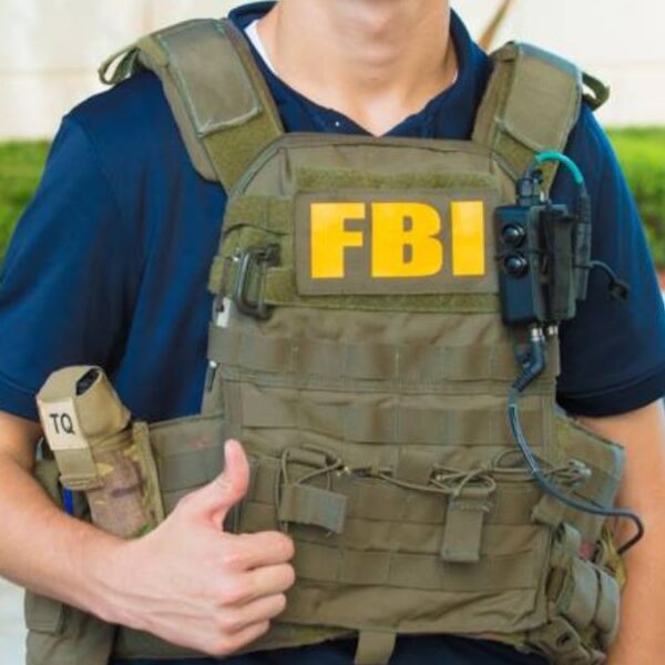 Fiscales y agentes del FBI desafían despidos: interponen demandas