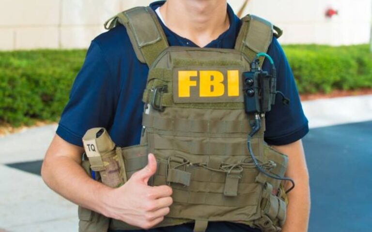 Fiscales y agentes del FBI desafían despidos: interponen demandas