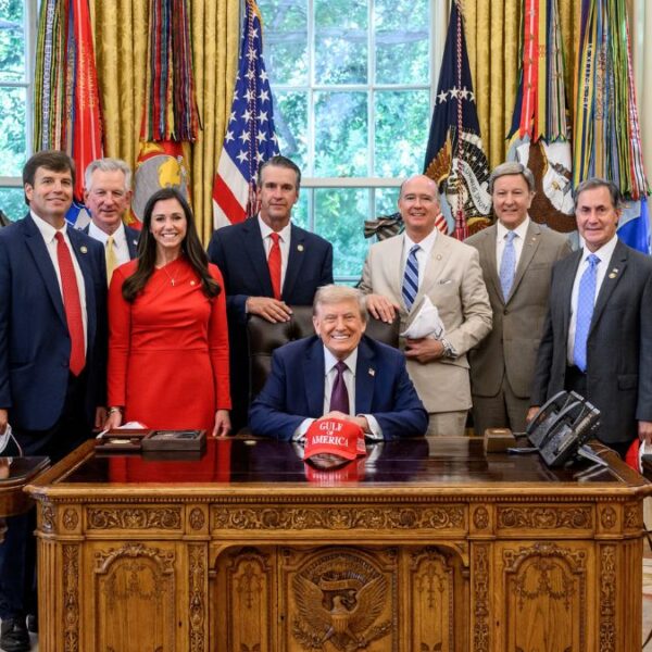 Trump reaparece públicamente en medio de rumores sobre su salud