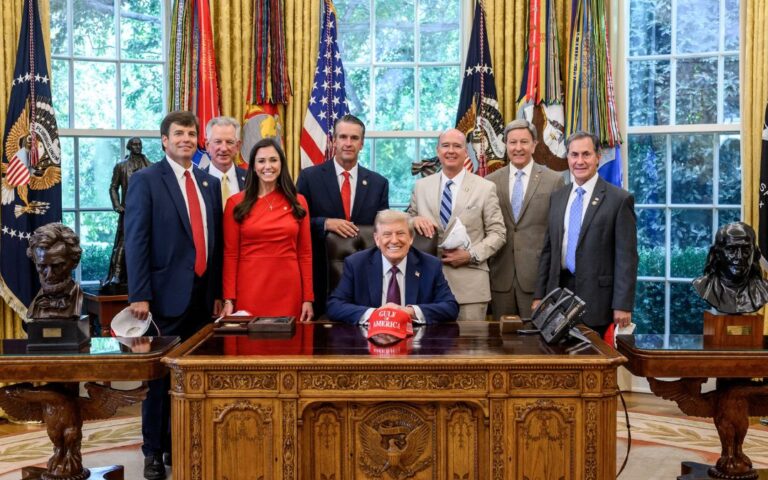 Trump reaparece públicamente en medio de rumores sobre su salud