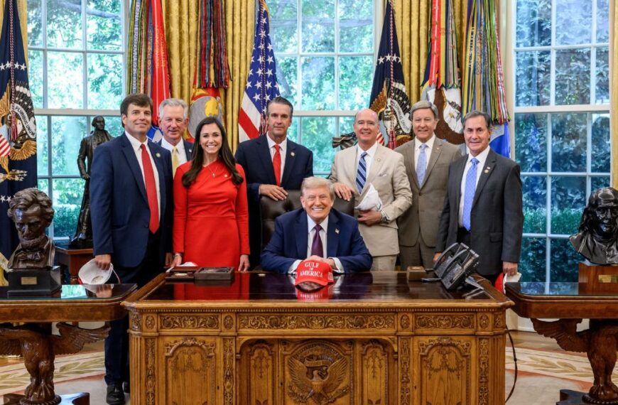Trump reaparece públicamente en medio de rumores sobre su salud