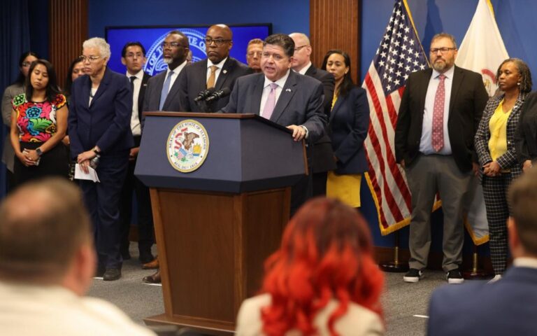 Donald Trump pide arresto de gobernador de Illinois, JB Pritzke