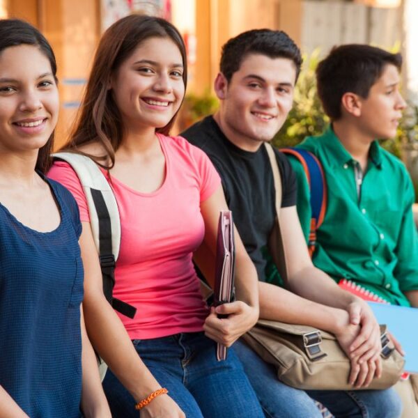 Estudiantes hispanos, entre los que más faltan a la escuela preparatoria