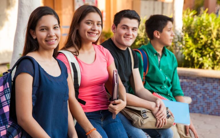 Estudiantes hispanos, entre los que más faltan a la escuela preparatoria