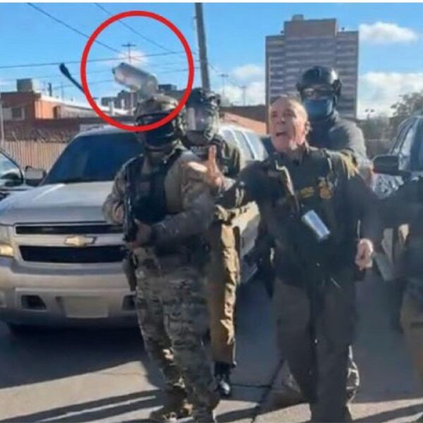 Ponen freno a Bovino por usar gas lacrimógeno en protestas de Chicago