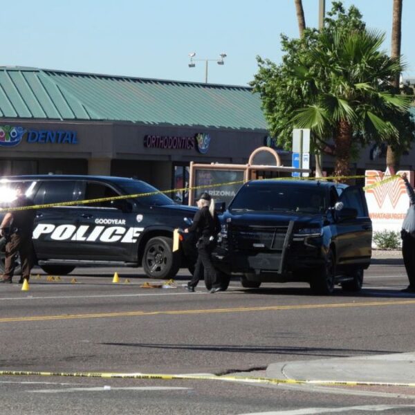 Policías disparan contra joven que huía con un arma en Goodyear
