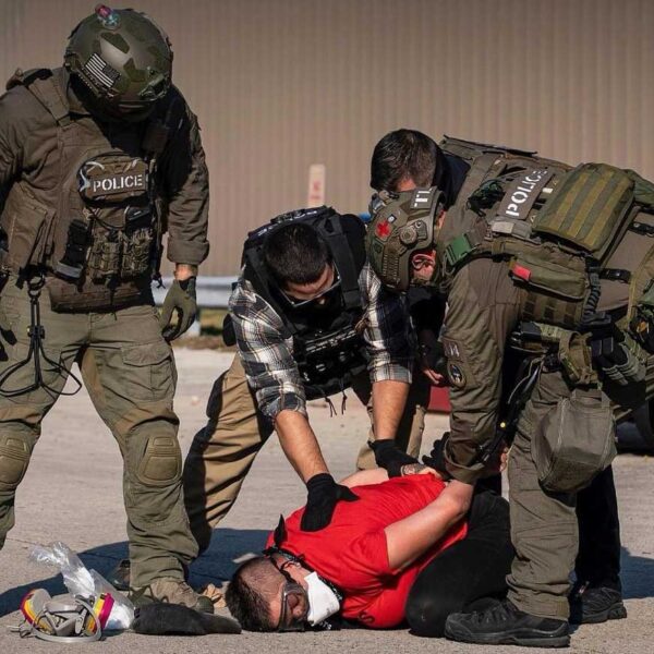 Juez federal impone uso de cámaras corporales a los agentes de ICE
