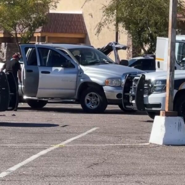 Localizan dos cuerpos dentro de una camioneta en Glendale