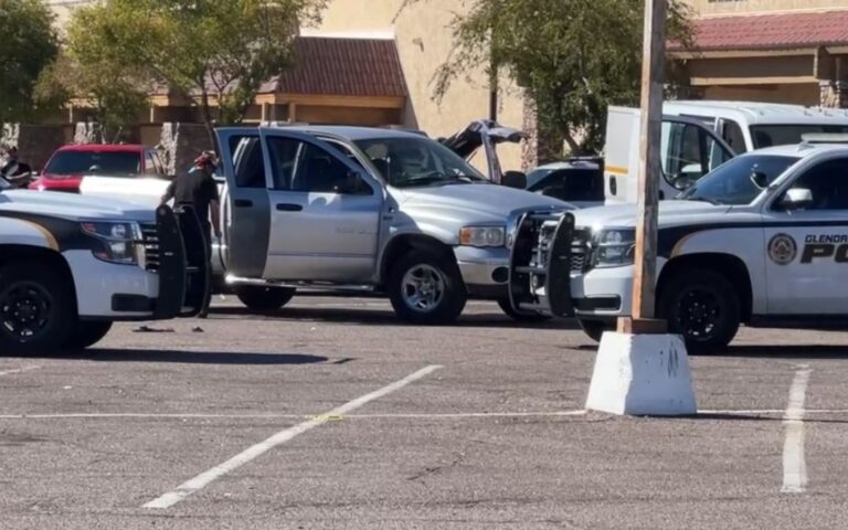 Localizan dos cuerpos dentro de una camioneta en Glendale