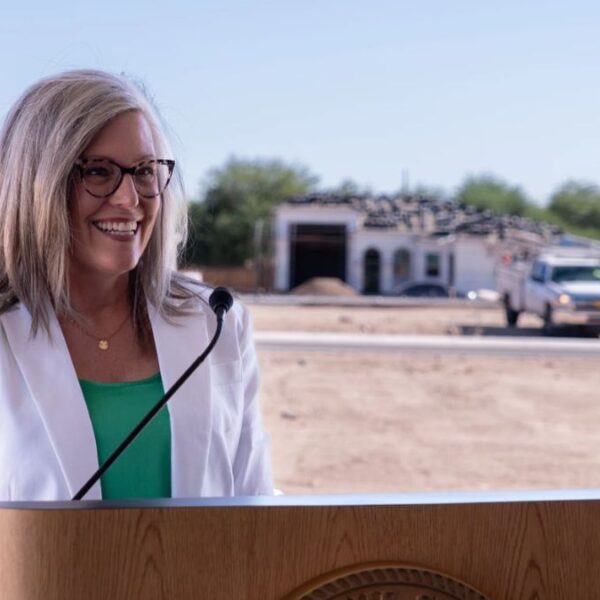 Gobernadora Katie Hobbs lanza campaña de reelección en Arizona