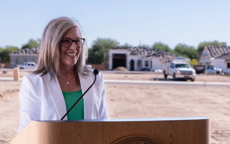 Gobernadora Katie Hobbs lanza campaña de reelección en Arizona