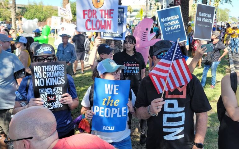 ‘No Kings’ retumba en todo el país: miles marchan también en Arizona