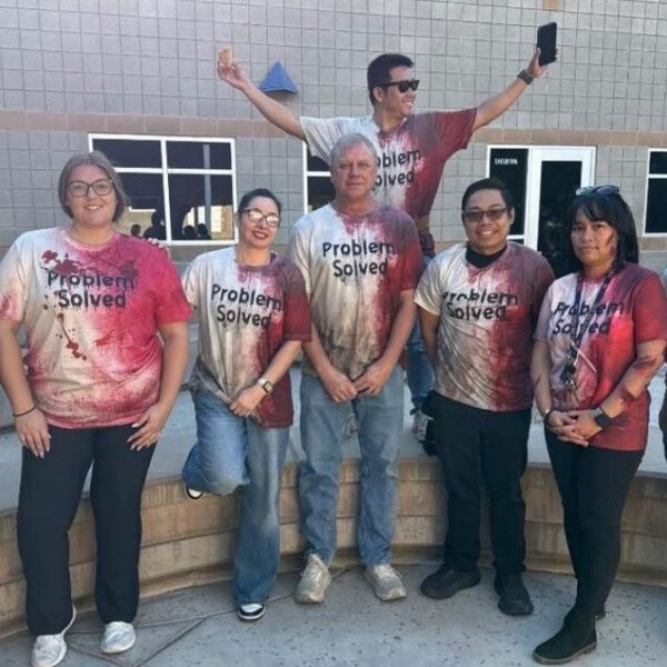 Fanáticos MAGA acosan a maestros de Arizona por disfraz de Halloween