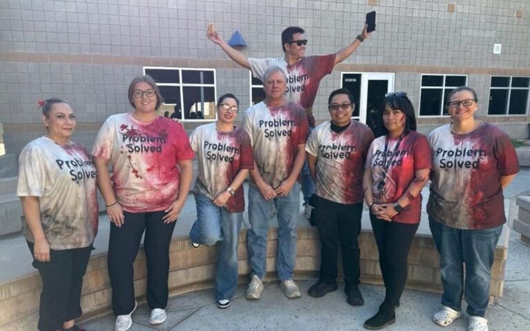 Fanáticos MAGA acosan a maestros de Arizona por disfraz de Halloween