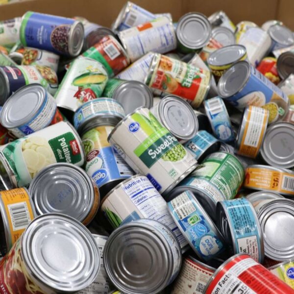 Arizonenses en el limbo por crisis de SNAP: llenan bancos de comida