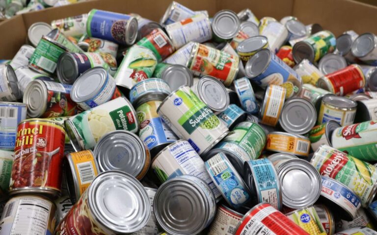 Arizonenses en el limbo por crisis de SNAP: llenan bancos de comida