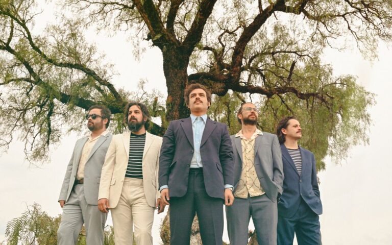 El rock eléctrico de Enjambre regresa a Arizona con ‘Daños Luz’