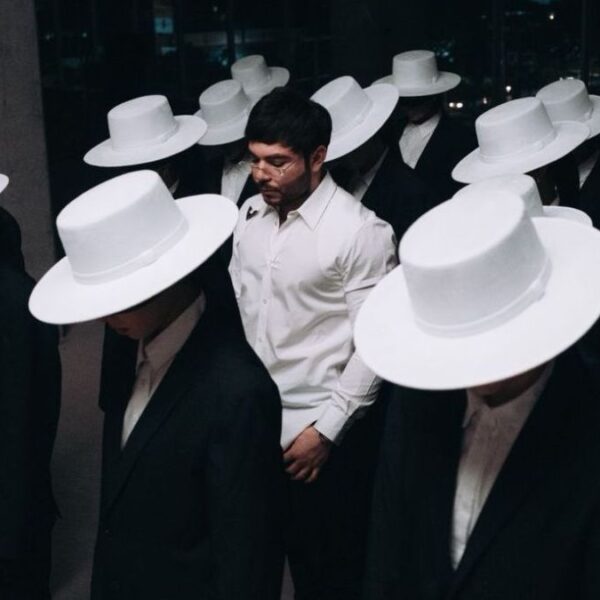 Los primos vuelven al ataque: Peso Pluma y Tito Double P lanzan ‘Intro’