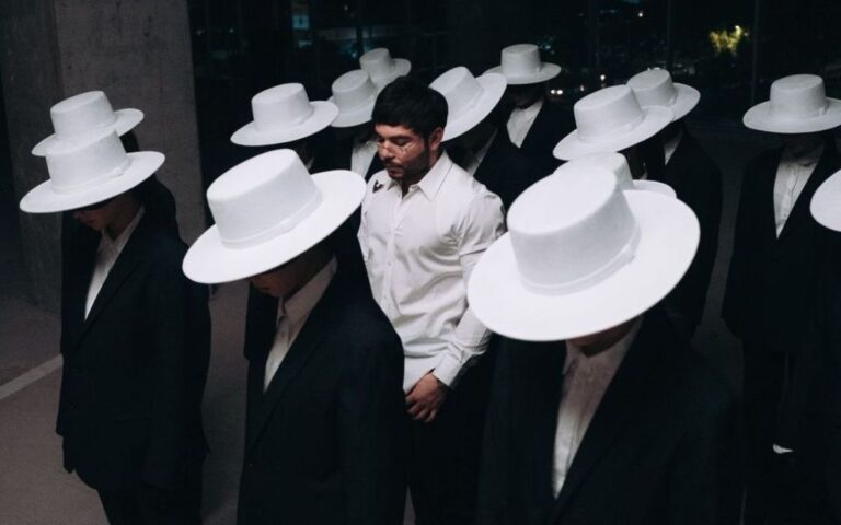 Los primos vuelven al ataque: Peso Pluma y Tito Double P lanzan ‘Intro’