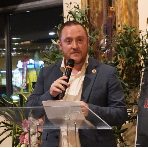 Senador demócrata Flavio Bravo busca su reelección en Arizona