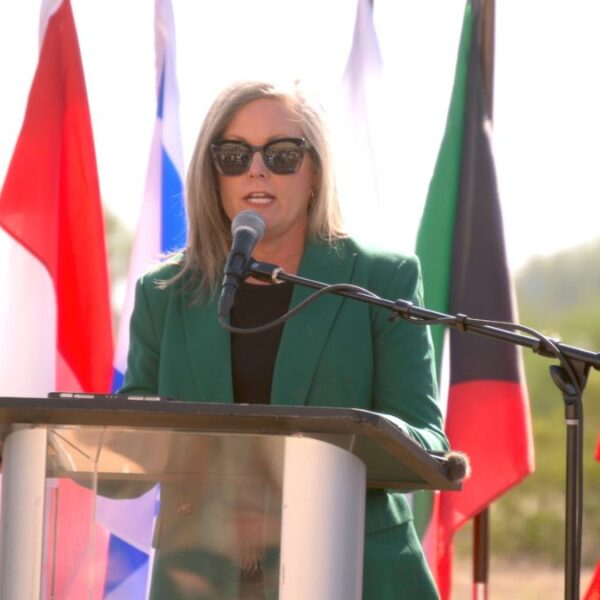 Katie Hobbs responde a acusaciones de presunto ‘conflicto de interés’