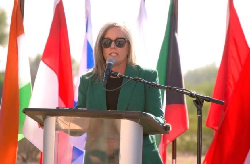 Katie Hobbs responde a acusaciones de presunto ‘conflicto de interés’