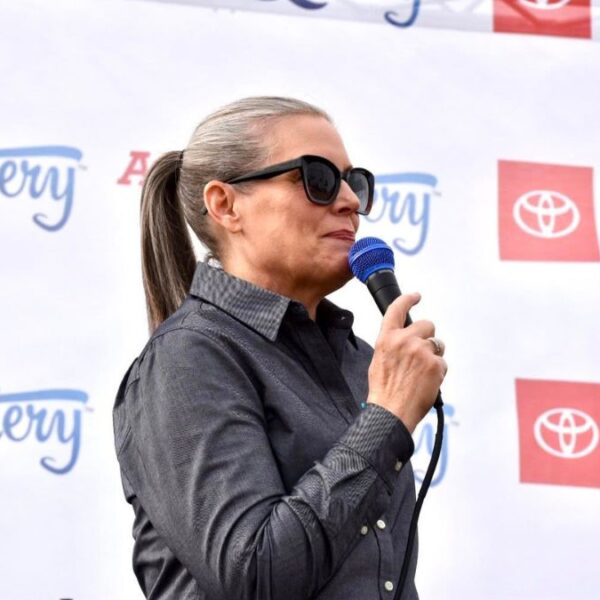 Katie Hobbs ordena reducir impuestos y desata críticas republicanas