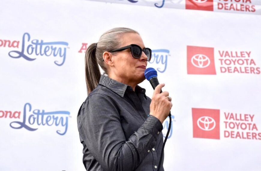 Katie Hobbs ordena reducir impuestos y desata críticas republicanas