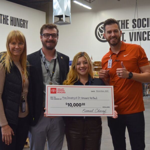 St. Vincent de Paul recibe donación de 10 mil dólares de Valley Toyota Dealers