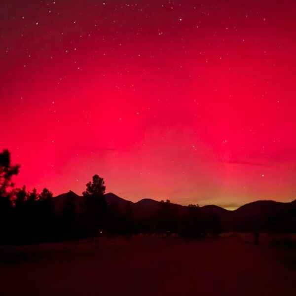 Auroras boreales pintan de rojo el cielo nocturno de Arizona (FOTOS)