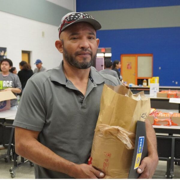 Activistas entregan despensas a familias ante ‘pausa’ de SNAP