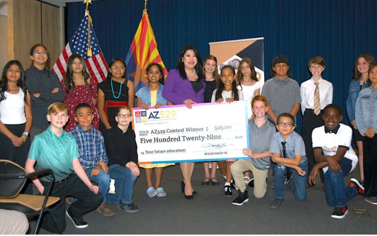Premian a ganadores del Programa de Ahorro Educativo de Arizona