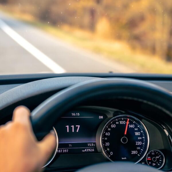 Proponen limitadores de velocidad en Arizona para evitar accidentes