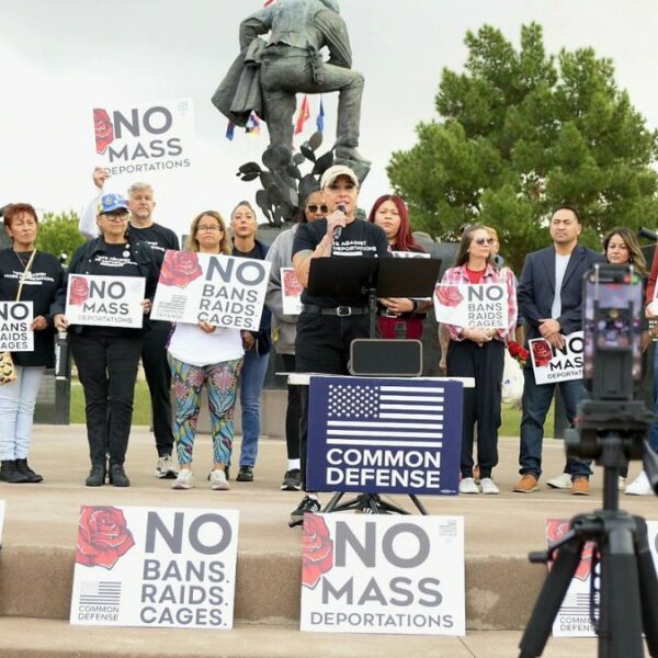Alzan la voz por veteranos detenidos por ICE en ‘Rally de las Rosas’