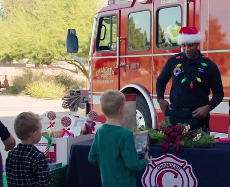 Departamento de Bomberos de Chandler llaman a donar juguetes
