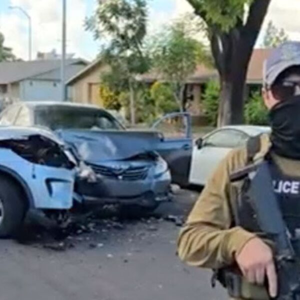ICE aumenta tácticas agresivas: chocan autos para detener a inmigrantes